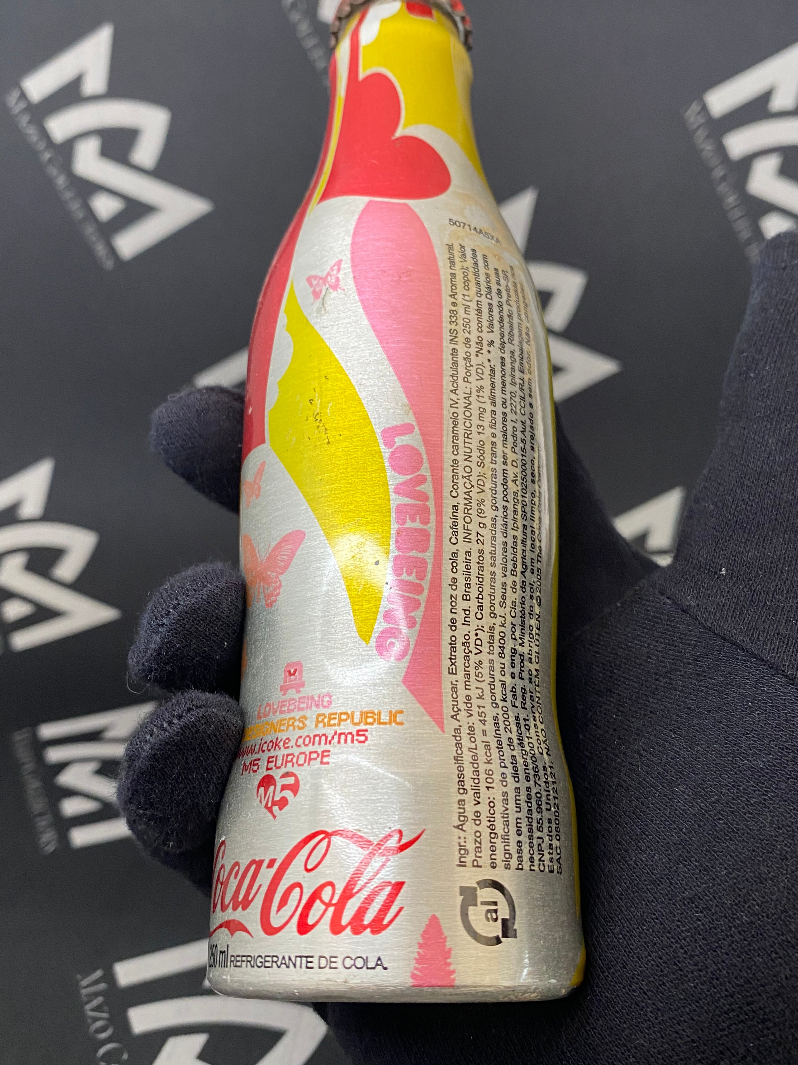 Botella Coca-Cola M5 "Love Being" - Diseño por The Designers Republic - Edición 2005/06 - Colección Global