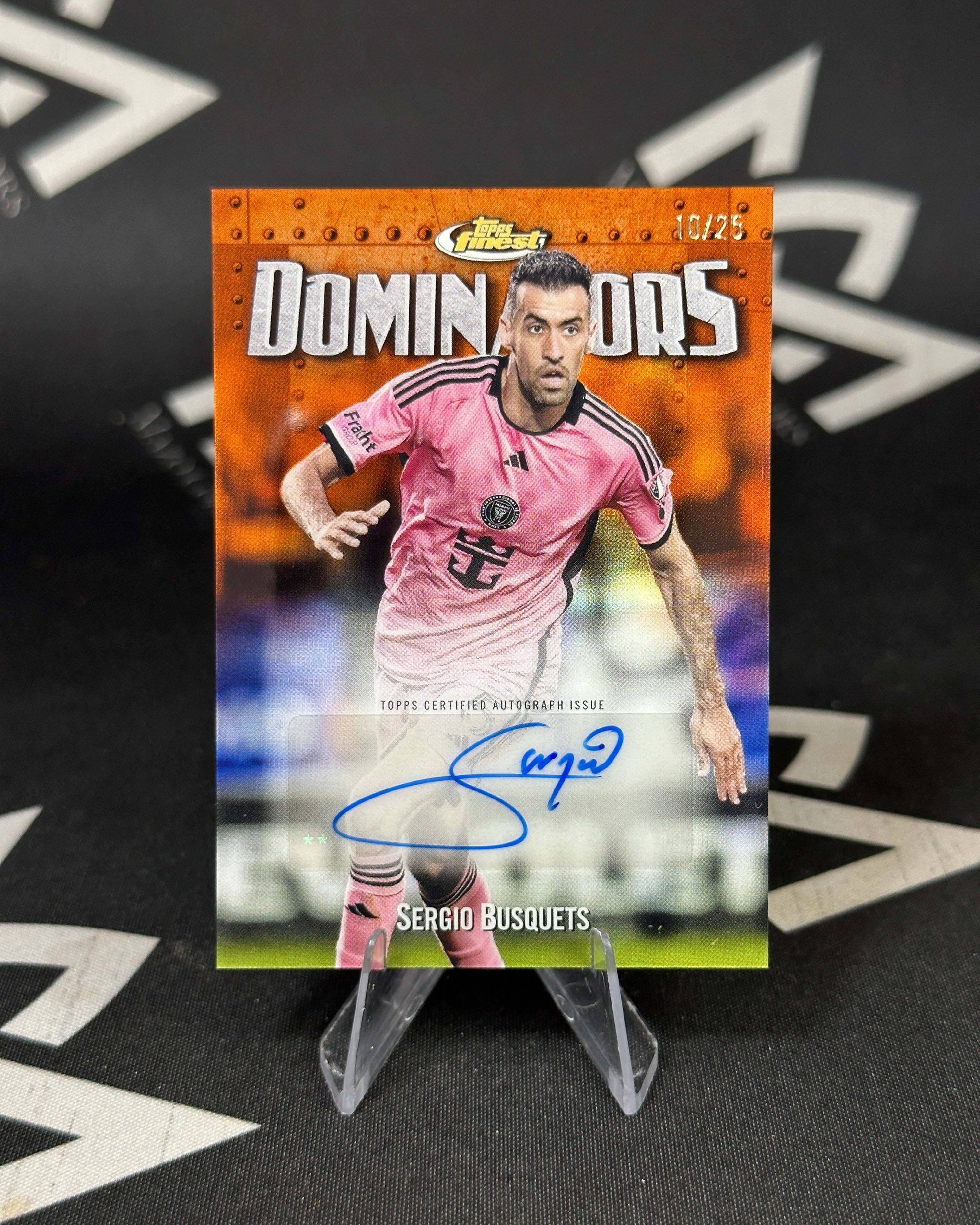 Sergio Busquets – Dominators Autógrafo Orange 10/25 - Topps Finest MLS 2024