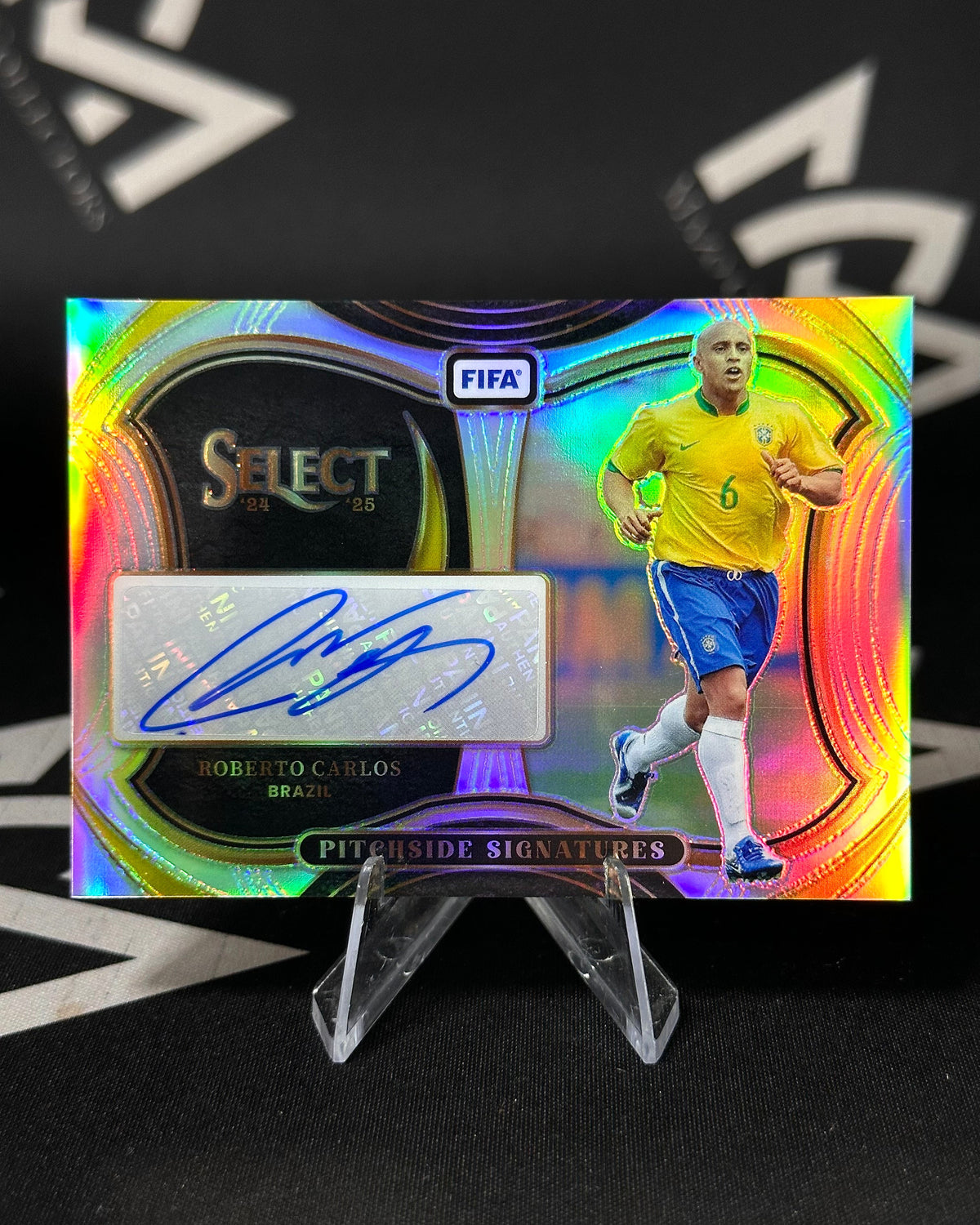 Roberto Carlos – Pitchside Signatures Autógrafo – Panini Select 2024-25