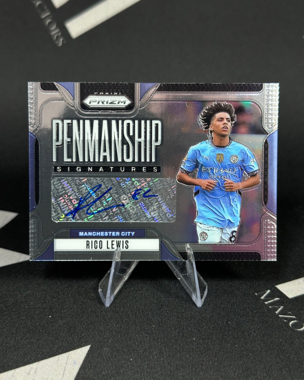 Rico Lewis – Penmanship Signatures Autógrafo – Panini Prizm Premier League 2024/25